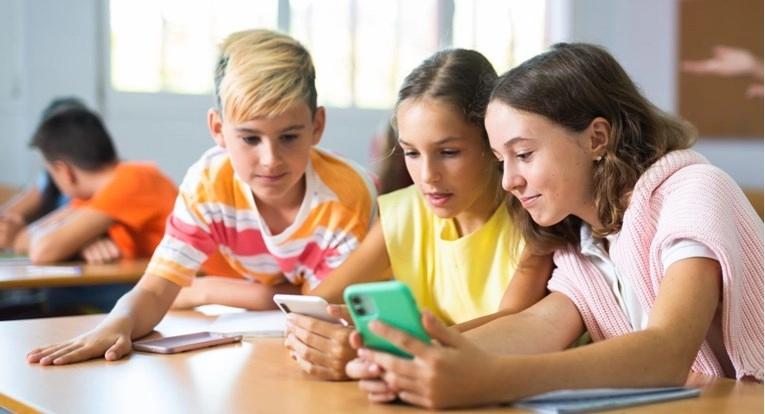 Rizici preranog korištenja mobitela: Tri opasnosti za zdravlje djece